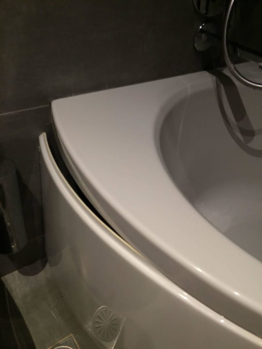 Badewanne ist kaputt. The Ixian Grand & All Suites