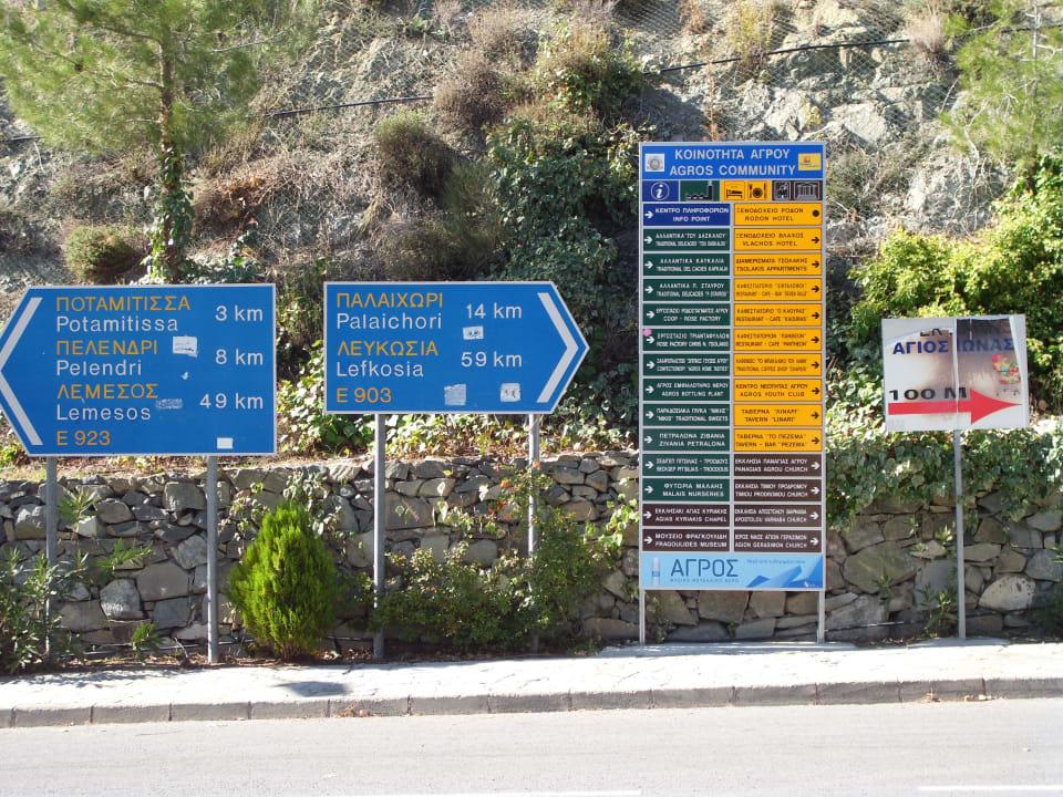 Wegweiser vor dem Hotel Hotel Rodon Mount