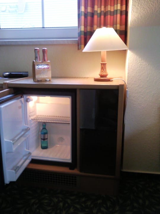 Anrichte mit Kühlschrank,der Asti war meiner,sorry Seehotel Düne