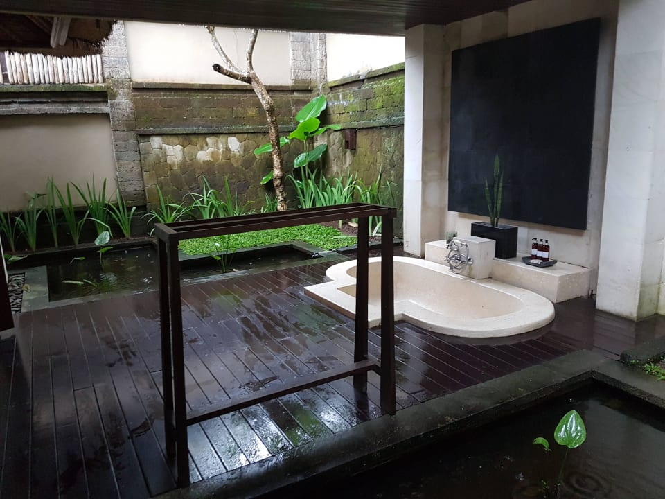 Badezimmer außen The Ubud Village Resort & Spa