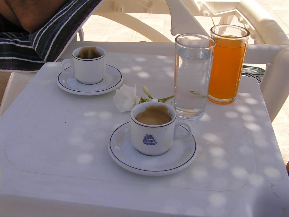 Porzellan und Glas am Pool Zita Beach Resort