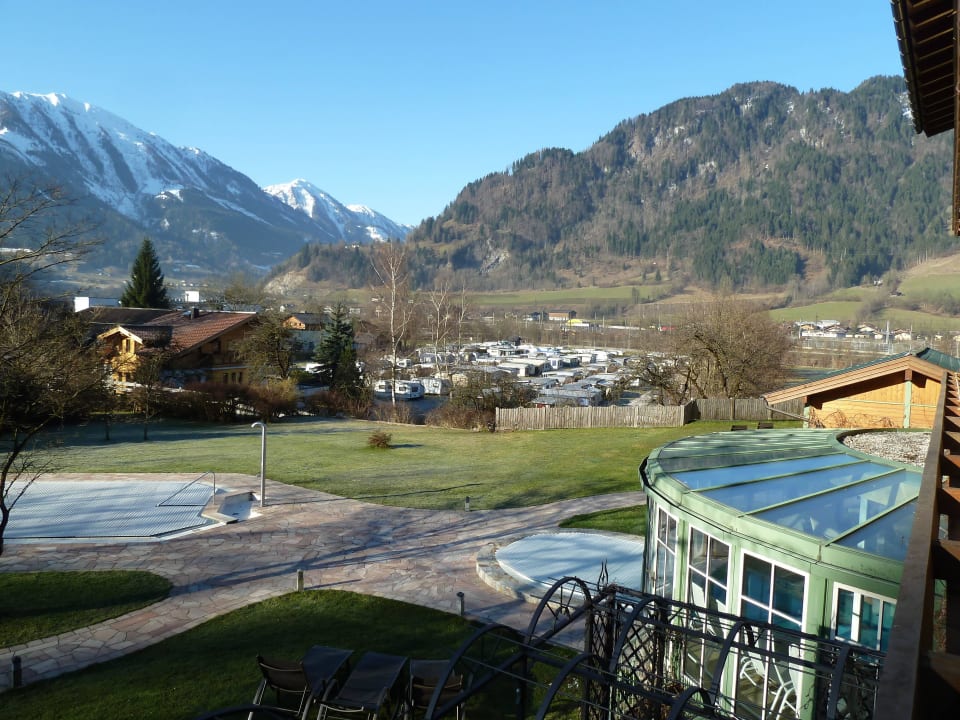 Blick vom Balkon auf den Außenpool Hotel Ferienparadies Lerch
