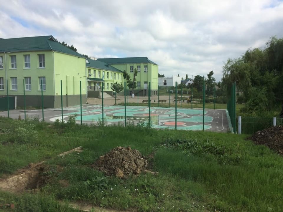 Za oknem miejscowa szkoła Caral