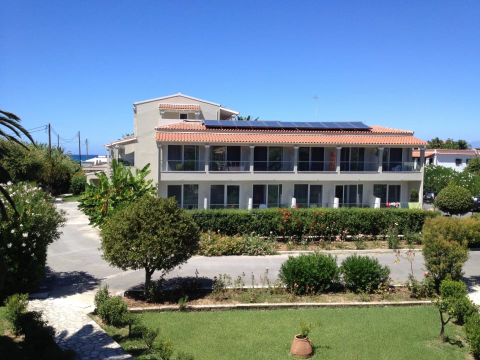 Blick auf das Haupthaus Acharavi Beach Hotel