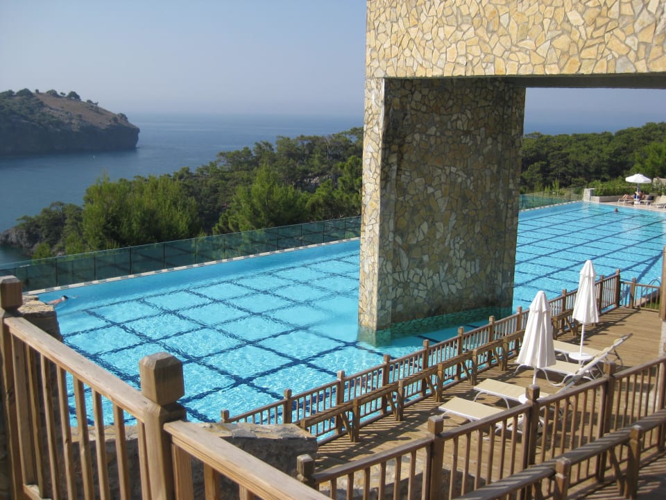Sehr gepflegter Hotelpool mit phantastischem Ausblick  TUI BLUE Seno - Adults Only