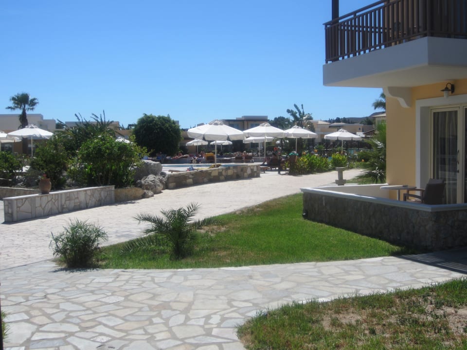 Blick zum Pool  Natura Park Village Hotel & Spa