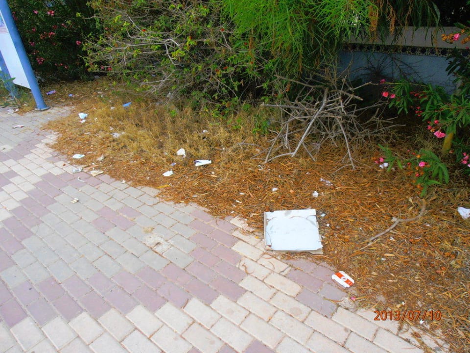 Vor dem Hotel Hotel El Mouradi Skanes Beach