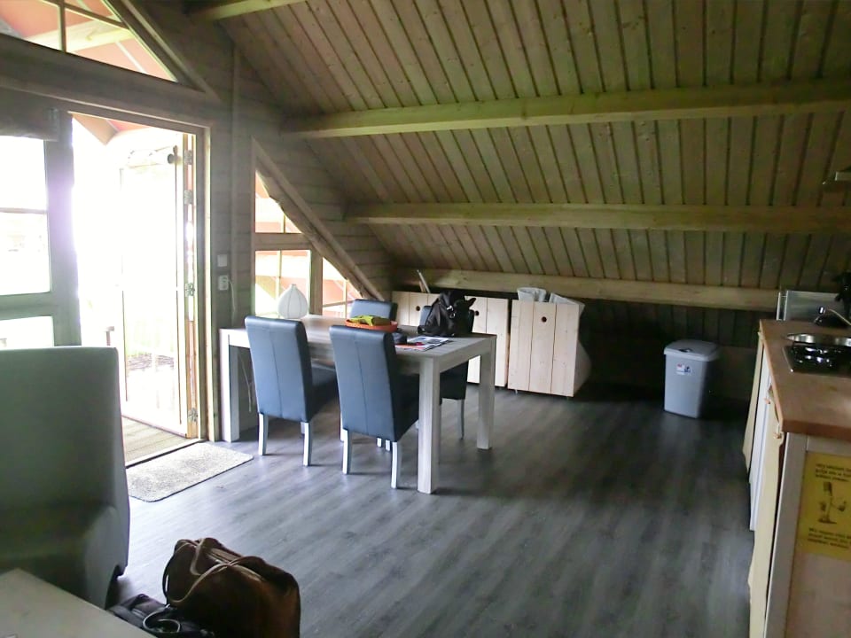 Esstisch im Deltatent Camping De Pekelinge