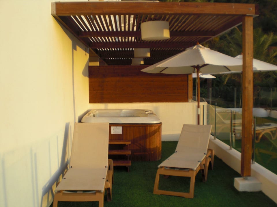 Abendlicher Jacuzzi mit Terrasse Palladium Hotel Cala LLonga - Adults only