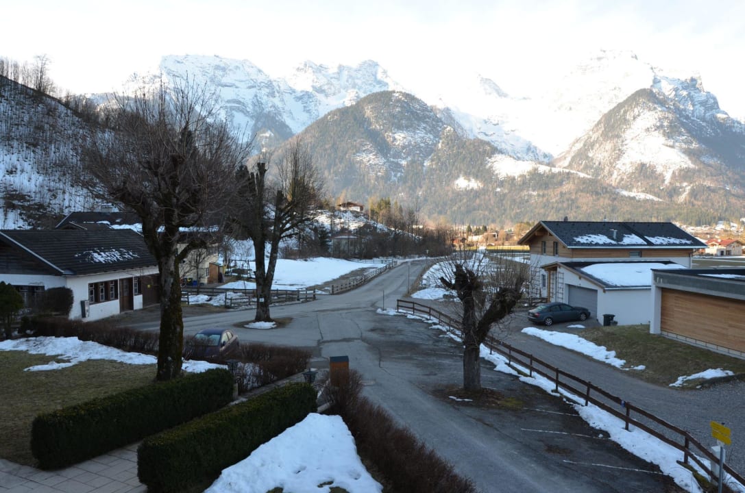 Výhľad z izby a parkovisko pred hotelom OXYGEM