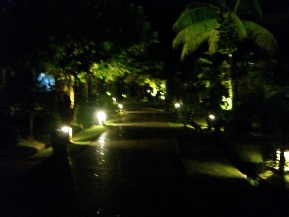 Weg zum Strand bei Nacht Baan Khaolak Beach Resort