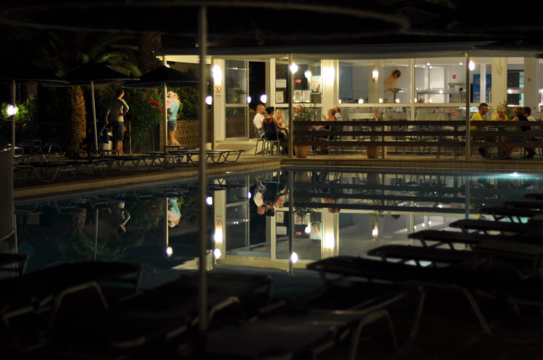 Basen nocą SuneoClub Cavo D'Oro Hotel