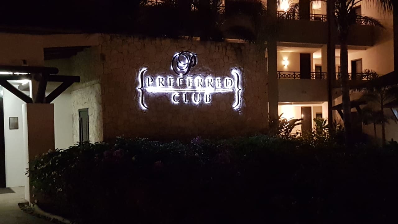 Eingang zur teuersten Kategorie  Secrets Wild Orchid Montego Bay - Adults only
