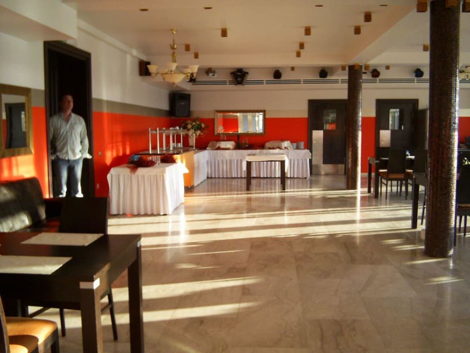 Hier gibt es Frühstück mit Blick auf´s Meer Hotel Apollo