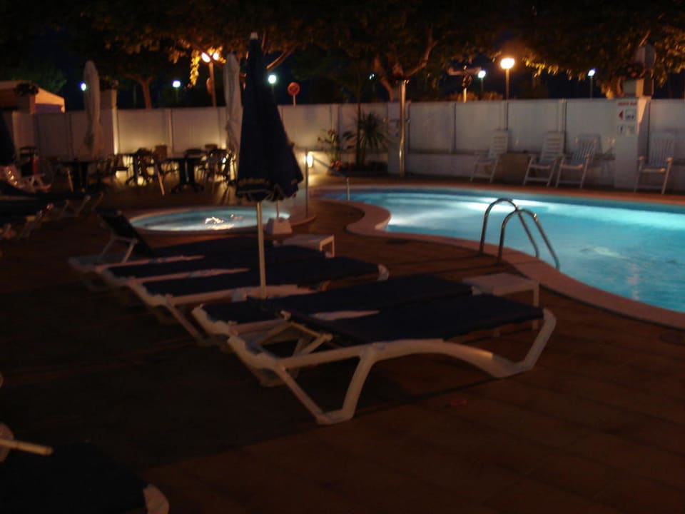 Pool nachts Hotel GHT Maritim