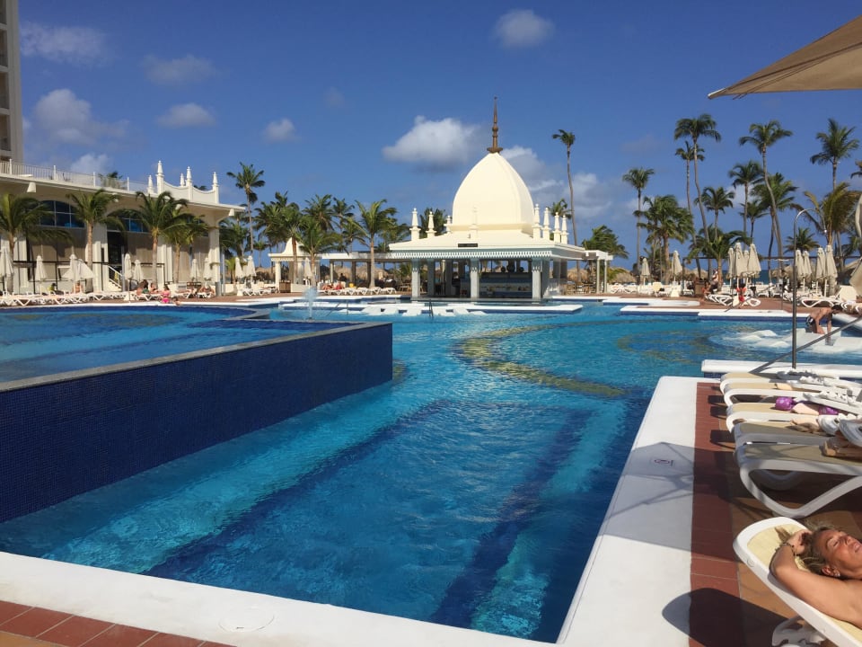 Die wunderschöne Poolanlage. Hotel Riu Palace Aruba