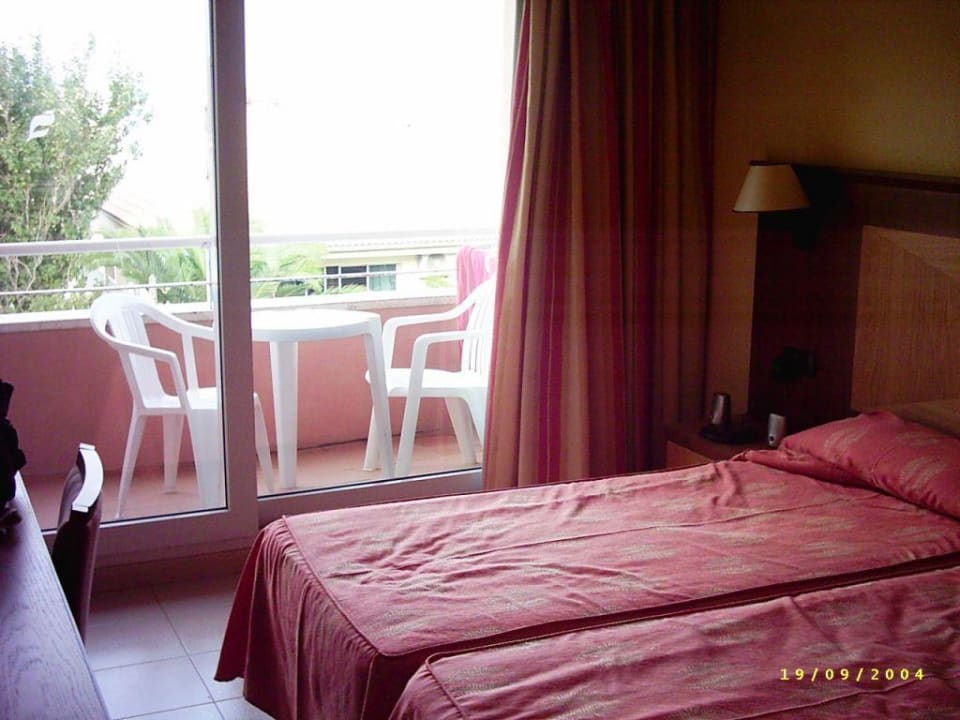 Blick auf die Betten und den Balkon THB Gran Playa - Adults only