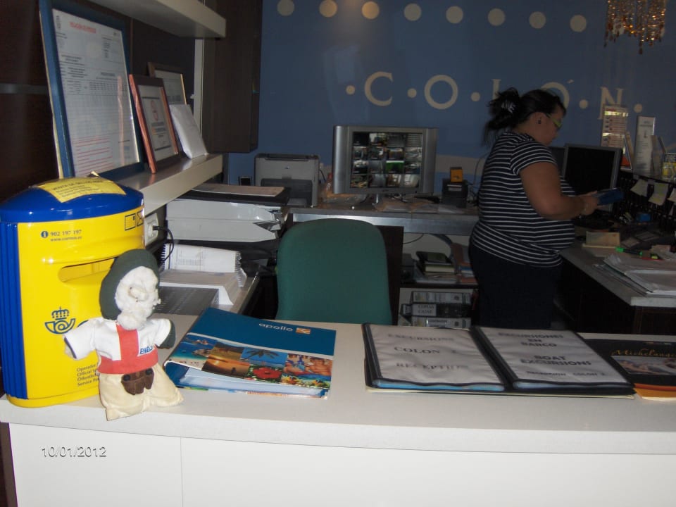 Mull checking out reception Apartments Colon II