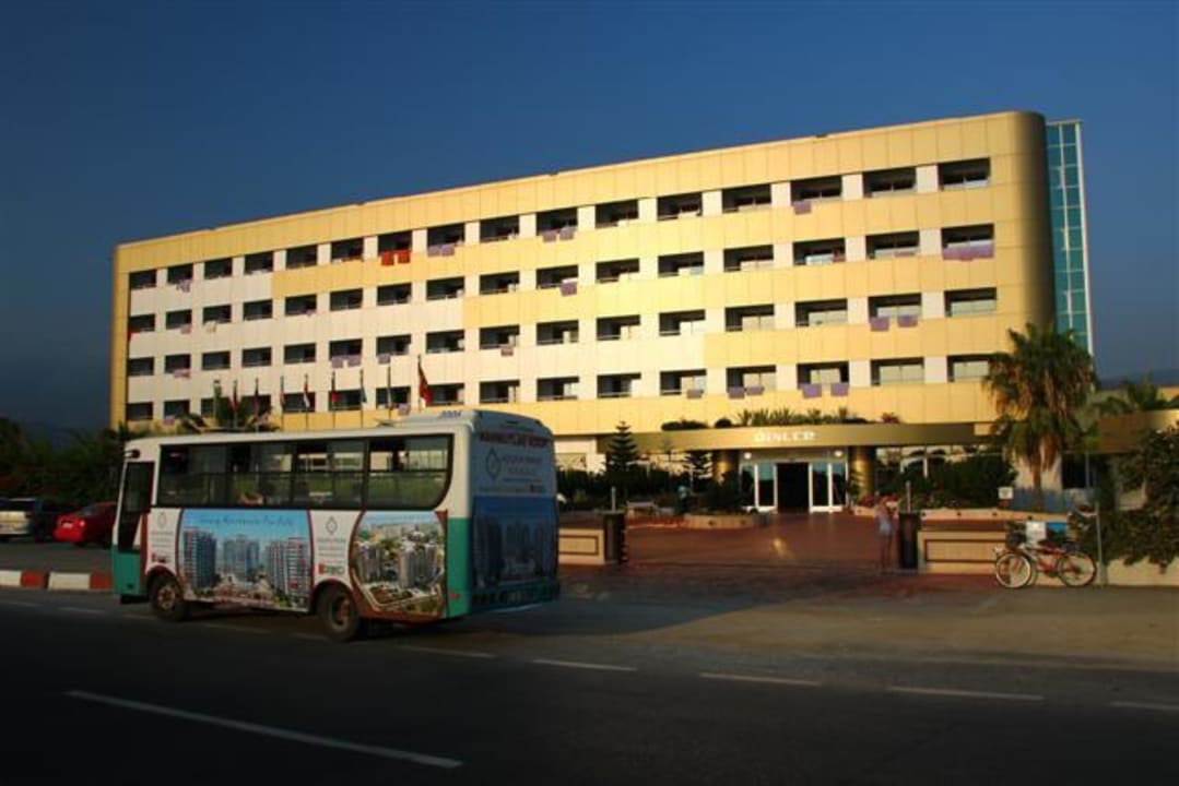 Hotel od frontu z autobusikem (dolmuszem)  Kırbıyık Resort Hotel - Alanya