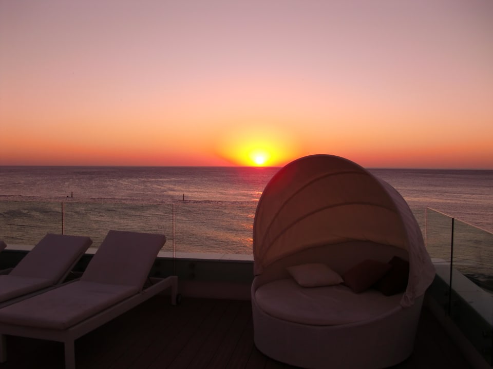 Sonnenaufgang auf der Dachterrasse Life Hotel