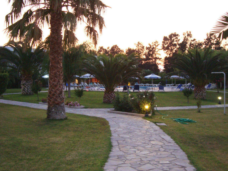 Poolanlage am Abend Hotel Esperia