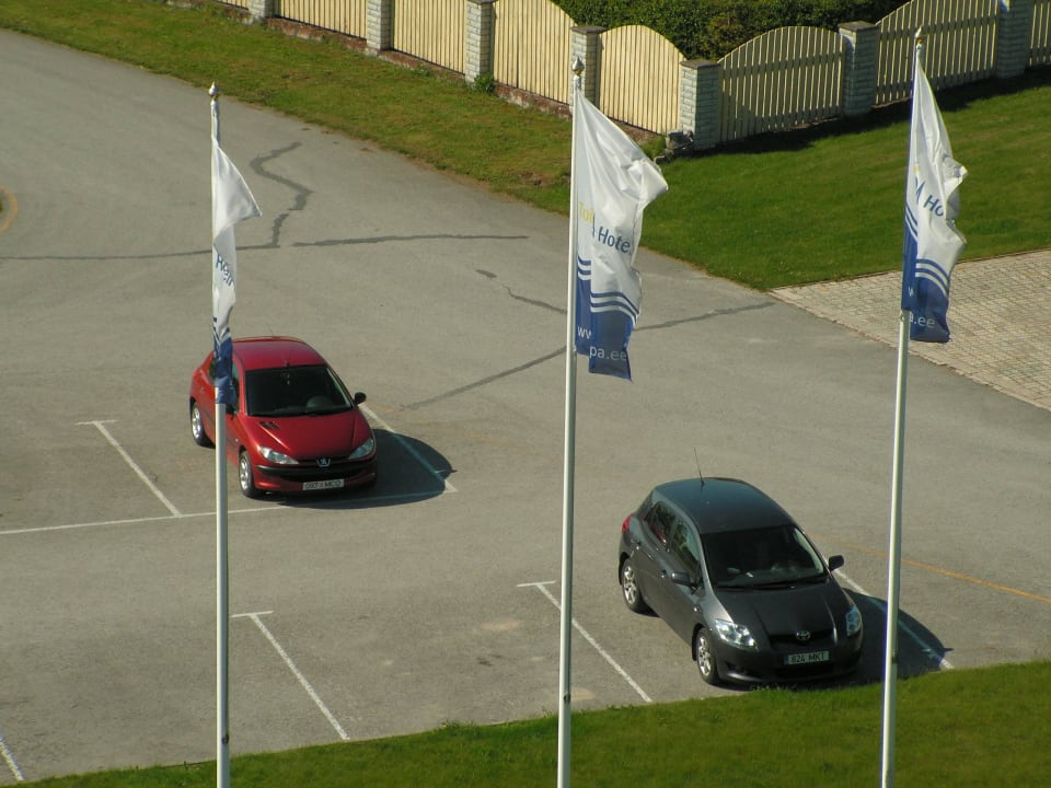 Вид из окна на парковку отеля Hotel Toila Spa