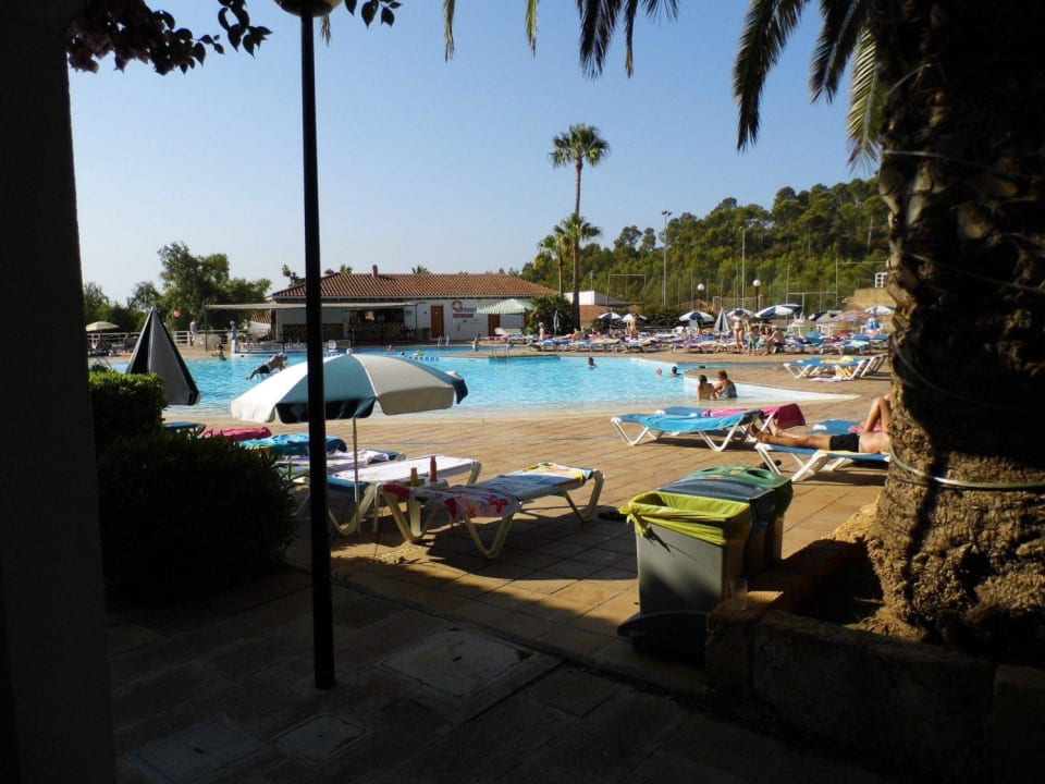 Blick vom Zimmer zum Pool FERGUS Club Europa