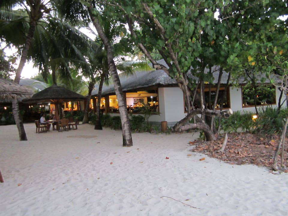 Restaurant vom Strand aus gesehen NH Collection Maldives Reethi Resort