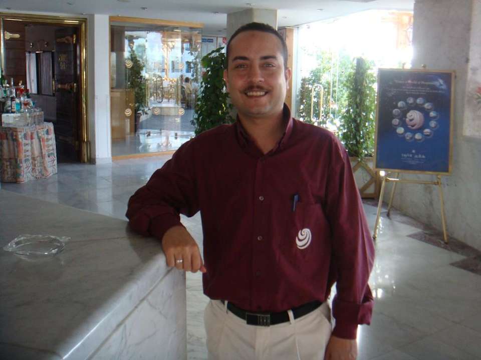 Shady an der Rezeption Sea Shell Hotel