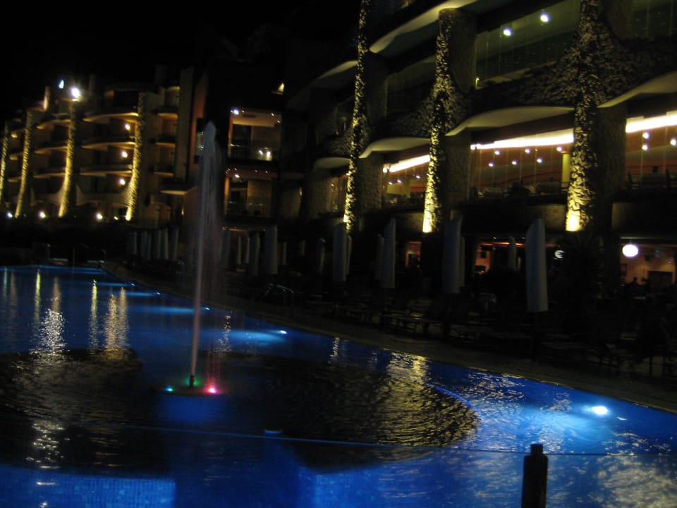 Blick auf den Pool und Abendbar Gloria Palace Royal Hotel & Spa
