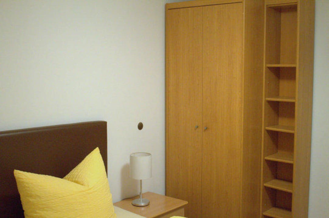 1.Schlafzimmer mit Kleiderschrank und Ablage Ferienhaus Panoramablick