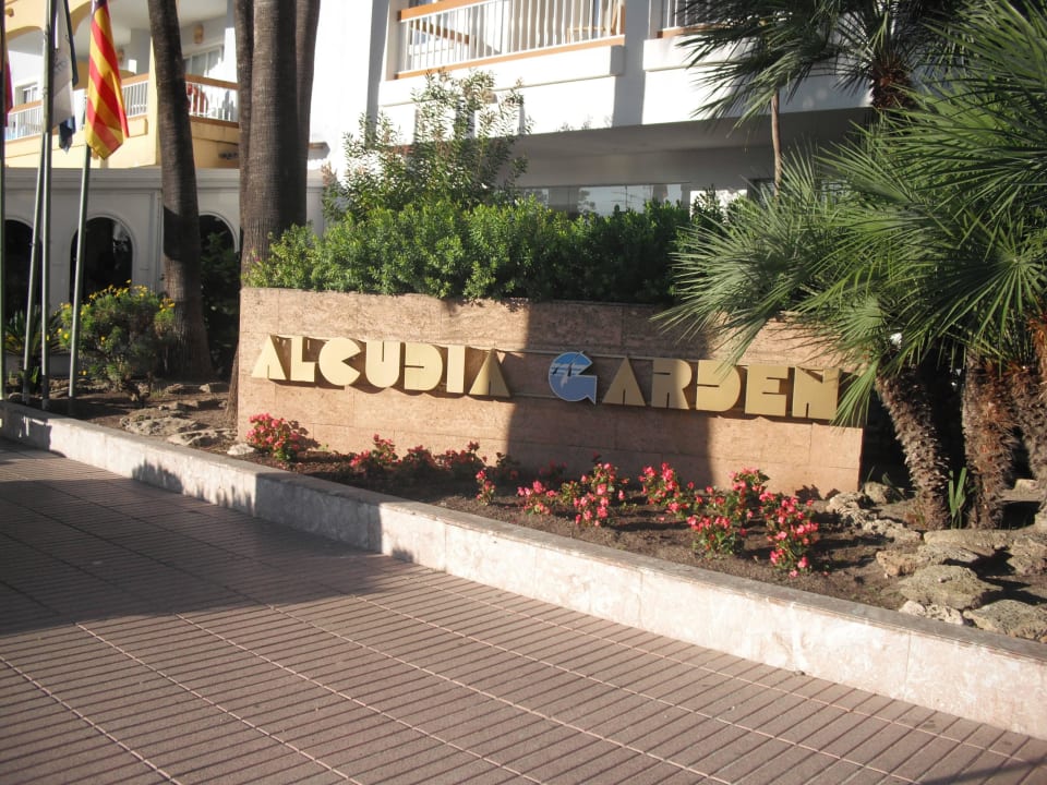 Vor dem Haupteingang Alcudia Garden Aparthotel