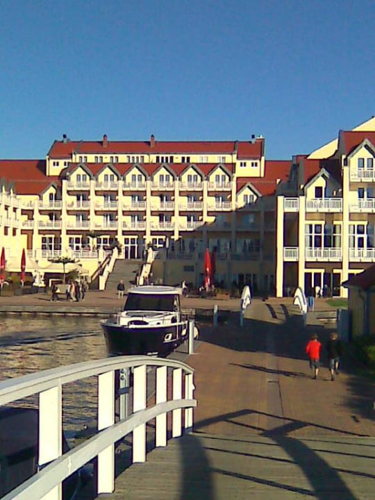 Blick vom Hafen aufs Hotel Precise Resort Hafendorf Rheinsberg