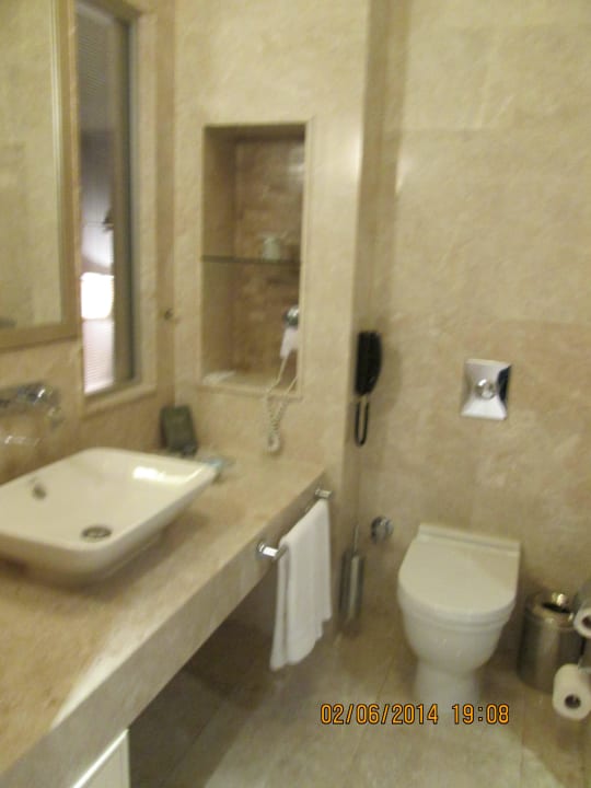 Sauberes großes Badezimmer Titanic Business Kartal