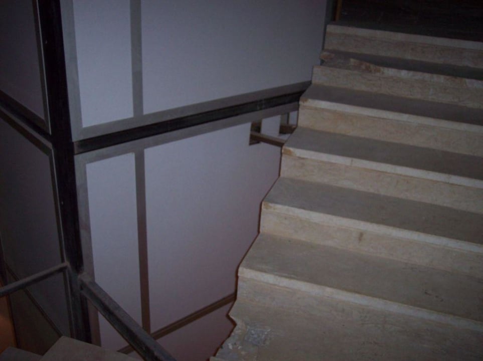 treppe ohne geländer und kaputten stufen Hotel Beirut