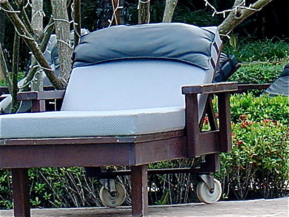 Alte Liegen mit noch recht guter Auflage Bo Phut Resort & Spa