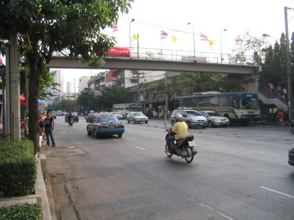 Hauptstraße vor Hotel Millennium Hilton Bangkok