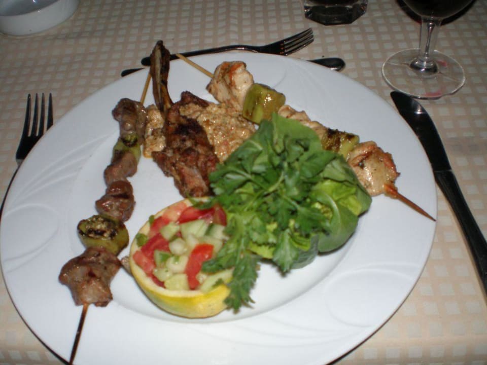 Leckeres Essen im Grill Restaurant Hotel Royal Garden Beach