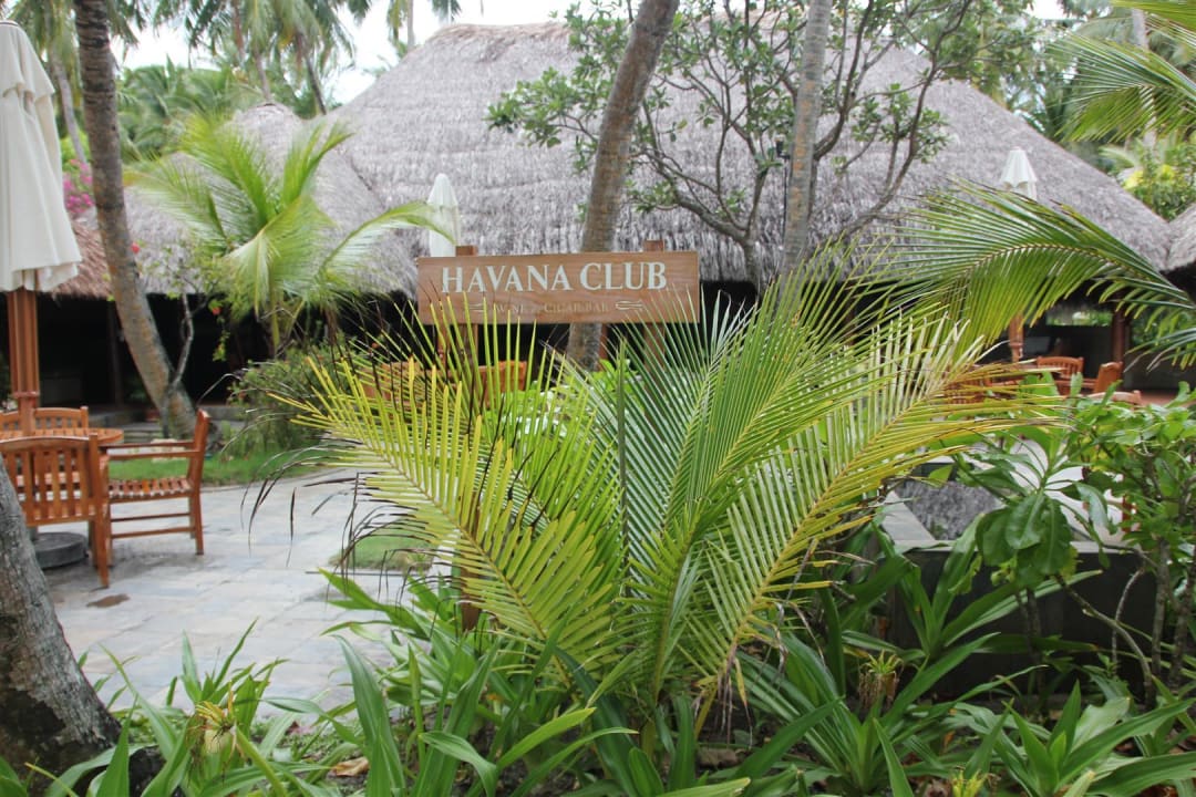 Smokers corner Kuramathi Maldives