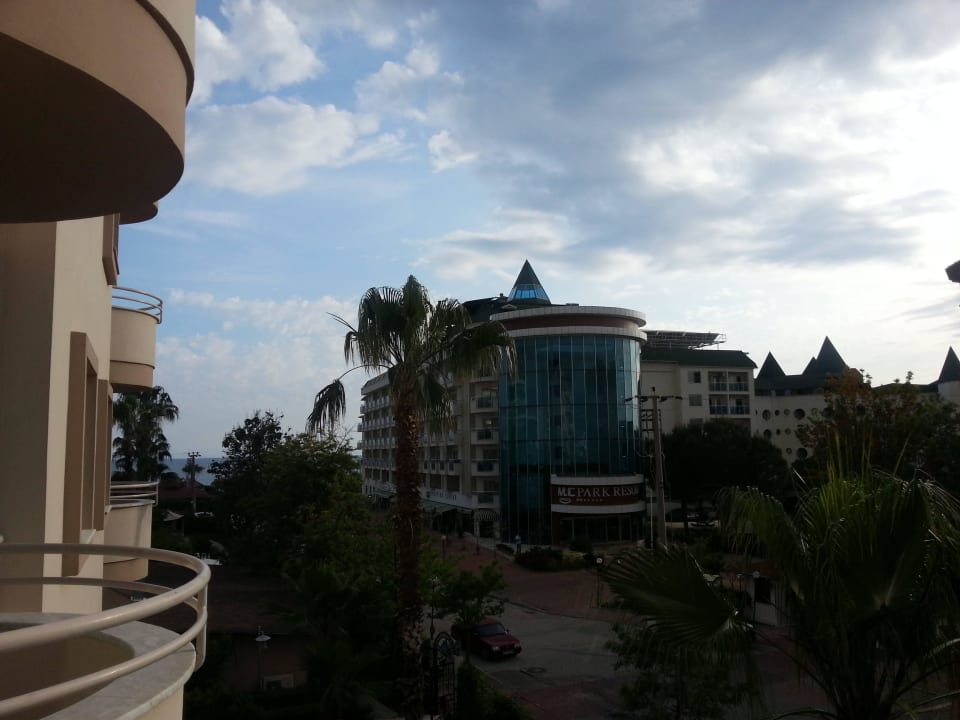 Вид из номера на дорогу Hotel Royal Garden Beach