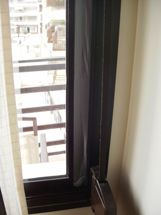 Fenster rechts zugeklebt,links nicht zu schliessen Apartments Mediterraneo