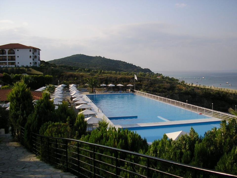 Der Pool in seiner ganzen Größe Akrathos Beach Hotel