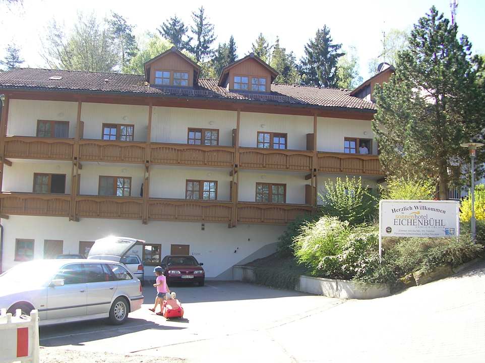 Das Hotel links vom Eingang Ferienhotel Eichenbühl