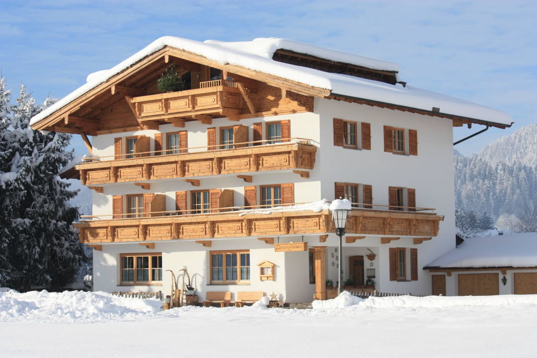 Hausansicht im Winter Pension Edelweiss