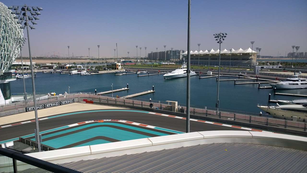 Blick von Balkon auf Marina und F1-Strecke W Abu Dhabi - Yas Island