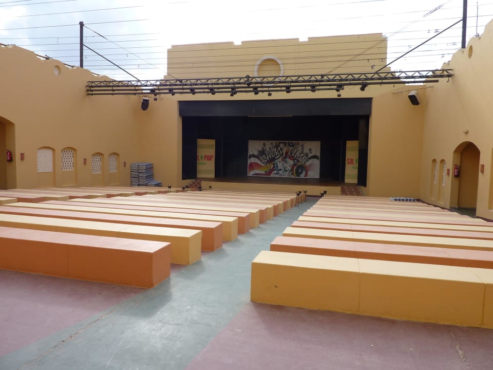 Amphitheater mit Blick zur Bühne Jaz Solaya