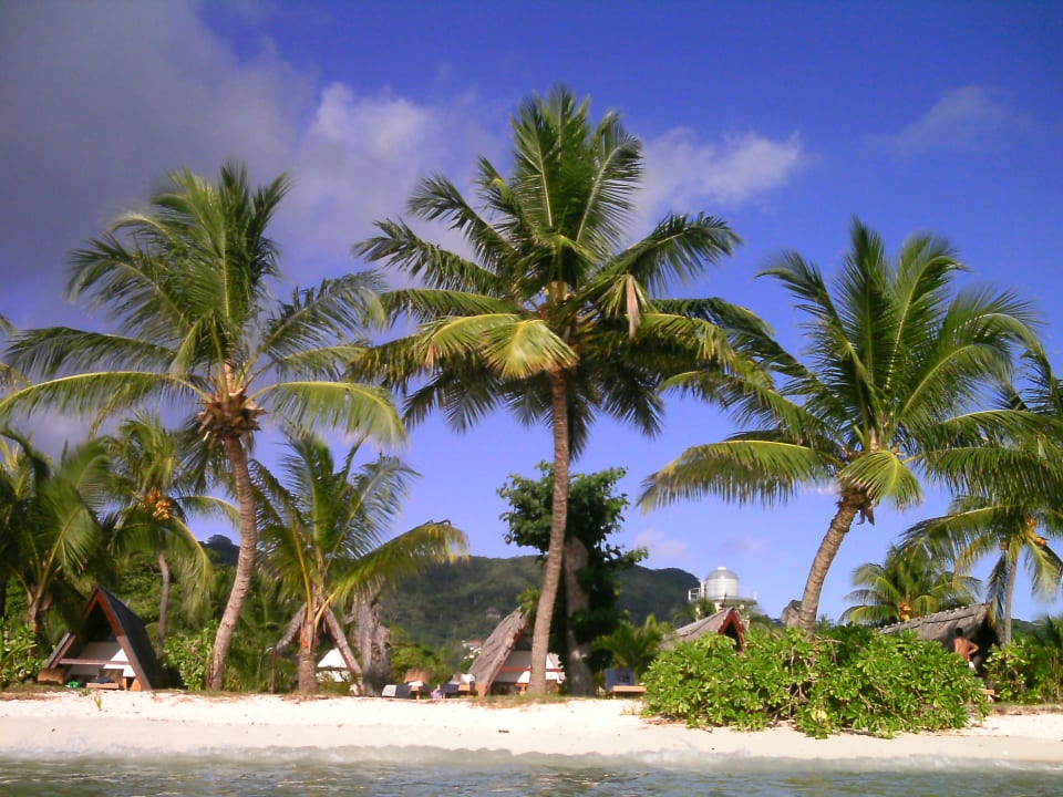 Anse Reunion und Anlage vom Meer aus La Digue Island Lodge