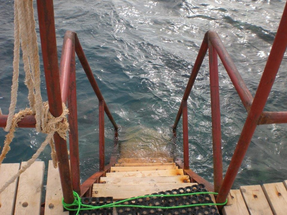 Bitte sehr vorsichtig runtergehen! Three Corners Sea Beach Resort