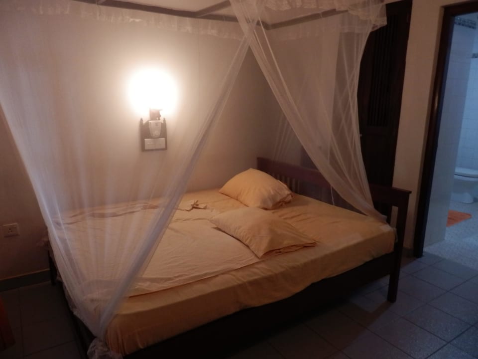 Licht undVentilatorschalter hinter Bett Hotel Sri Lanka Ayurveda Garden & Shakti Villa