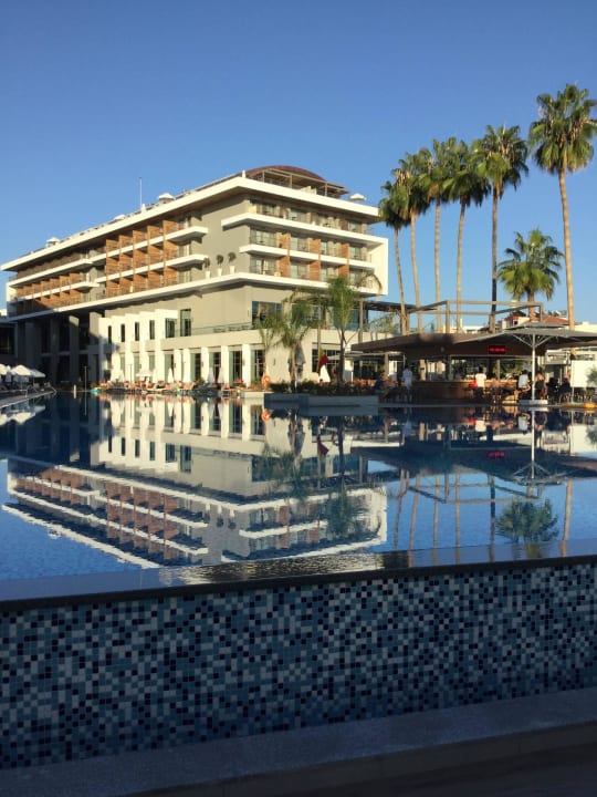 Hotel und davor Poolbar Acanthus Cennet Barut Collection